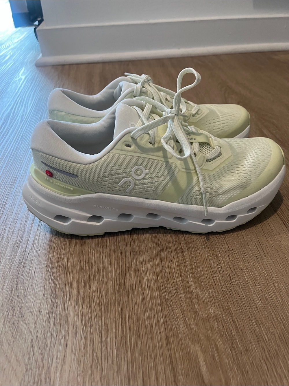 On Cloudrunner 3 Women’s Sneakers in Pale Green and White - Perfect condition